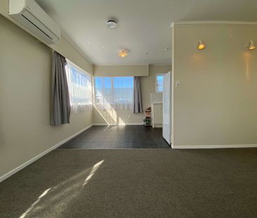 Charming Family Home in Te Atatu Peninsula - Photo 4