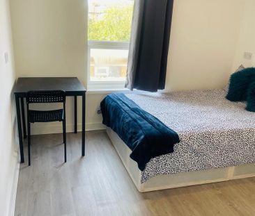 1 bedroom in a house share to rent - Photo 2