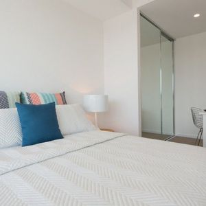 Modern 1 Bedroom Apartment with Resort-Style Amenities in Vibrant Newstead - Photo 2