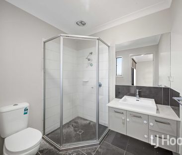 Spacious Family Living in Prime Brookfield Location! - Photo 3