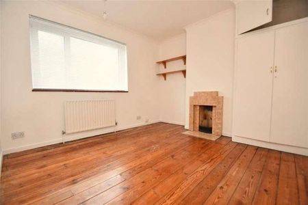 Bedroom Semi-detached House In Farnborough, GU14 - Photo 4