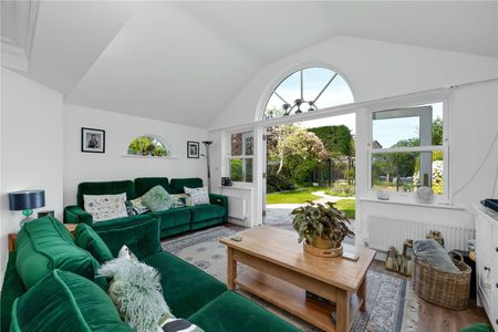 This modern family home offers beautifully presented open plan accommodation, conveniently located between Walton Station and town centre. - Photo 2