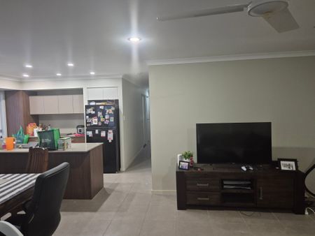 Springfield Lakes - Photo 2