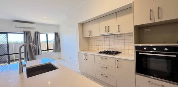 Newly Refurbished 3-Bedroom Duplex Townhouse - Photo 2