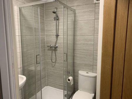 1 bed Studio - To Let - Photo 4