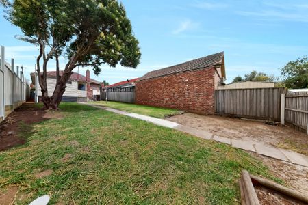 Spacious Two Bedroom Home in Prime Essendon Pocket - Photo 3