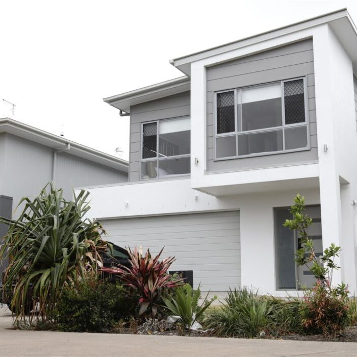Modern stylish 4 bedrooms 3 bathrooms wonderful sized house with 2 car parking spaces situated in a quiet location （Unfurnished） - Photo 1