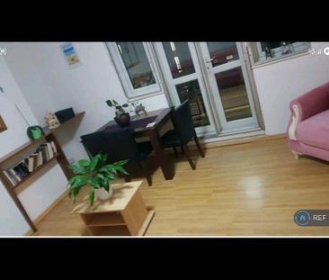 1 bedroom in a flat share to rent - Photo 2