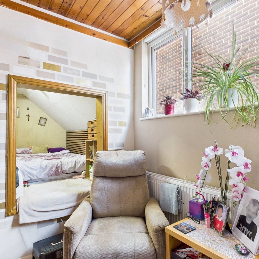 Seymour Gardens, Feltham, TW13 - Photo 1