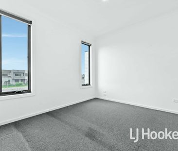 Modern Stylish Family Home- Freshly painted - Photo 3