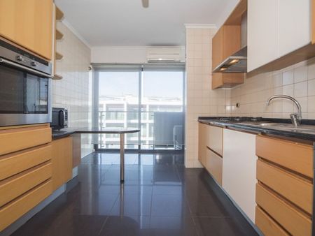 4 room luxury Flat for rent in Condominio Alcantara-Rio, Lisbon - Photo 2