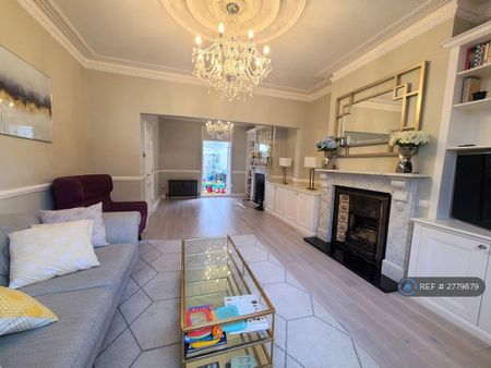 4 bedroom semi-detached house to rent - Photo 3