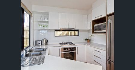 Stylish Townhome Living in the Heart of Alderley - Photo 5