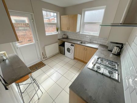 3 bedroom terraced house to rent - Photo 5