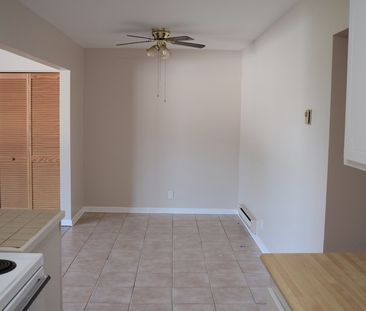 BRIGHT AND SPACIOUS 2BEDROOM/1BATH APARTMENT + HYDRO - Photo 5