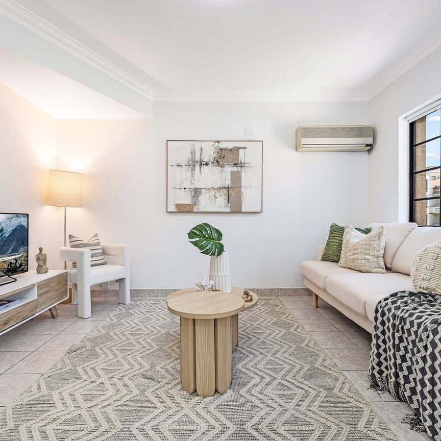 Modern Townhouse-Style Unit with Private Courtyard in Prime Location - Photo 1