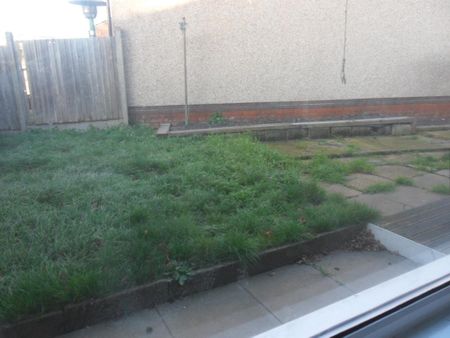 3 bedroom end of terrace house to rent - Photo 4