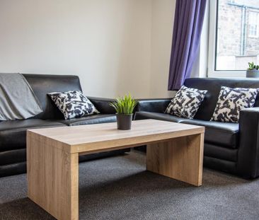 1 bedroom in a flat share to rent - Photo 2