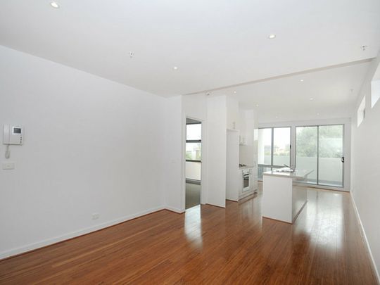 SPACIOUS, MODERN & BEACHSIDE - Photo 1