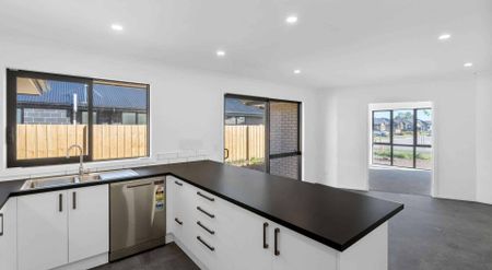 Spacious Halswell Haven - Photo 2