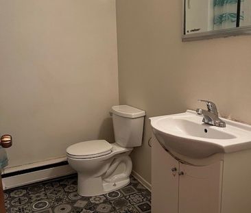 2 BDRM/1 BATH - 602 HOPKINS ST - Available Now *DECEMBER RENT SPECIAL* - Photo 1