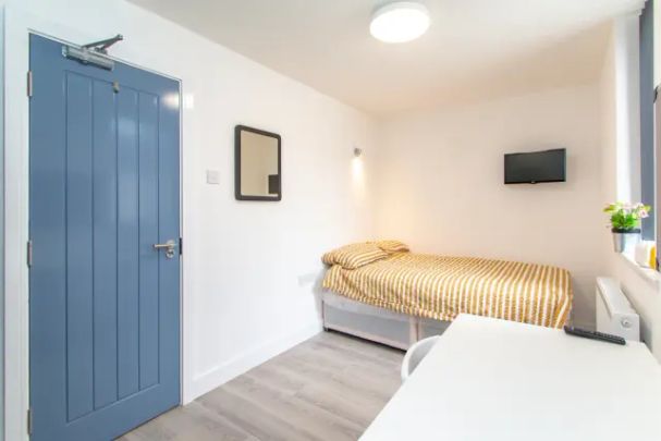 6 Bedrooms 2 Bathrooms - Photo 1