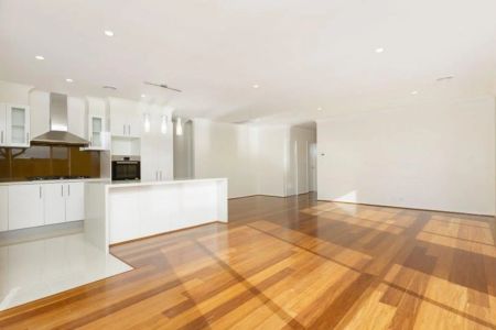 Spacious Family Home - Photo 2