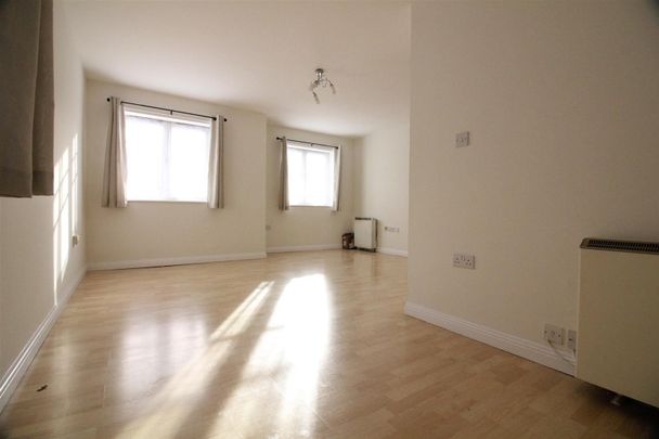 Warwick Road, West Drayton - Photo 1