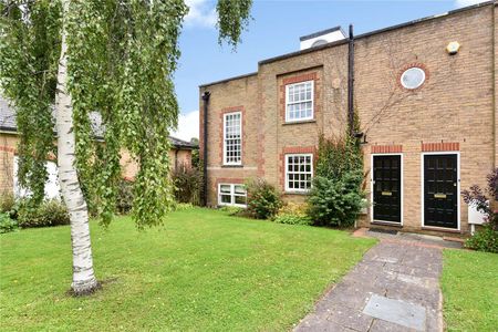 A spacious and well presented home in the picturesque village of Kemsing. - Photo 3