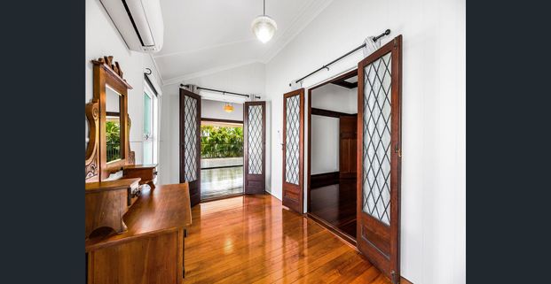 Newly Refreshed Home in Woolloongabba – Modern Comfort Meets Inner-City Convenience - Photo 1