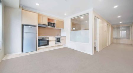 Centrally located 3 bedroom apartment available now - Photo 5