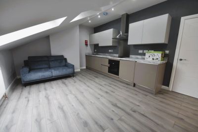 2 bedroom Flat in Cardigan Road, Leeds - Photo 2