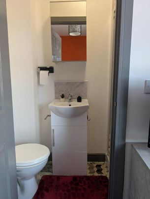 1 bedroom in a house share to rent - Photo 1