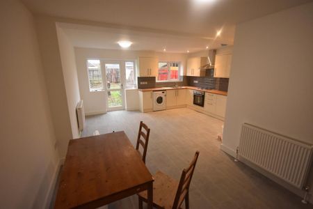 5 bedroom semi-detached house to rent - Photo 4