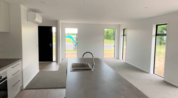 Sunny 4 Bedroom/2 bathroom Home - Photo 1