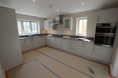 4 bedroom detached house to rent - Photo 5