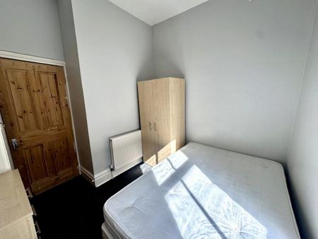 3 bedroom flat to rent - Photo 5