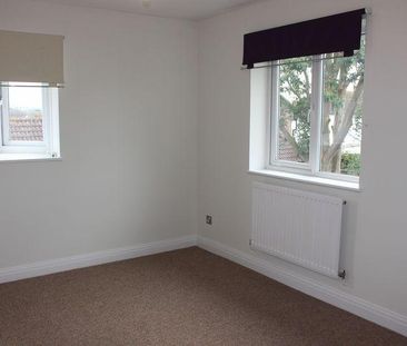 2 bedroom end of terrace house to rent - Photo 2