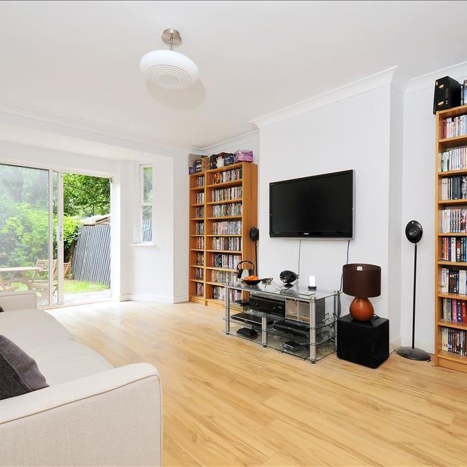 2 Bed Flat, Vermont Road, SW18 - Photo 1