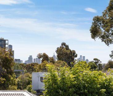 Spacious Sunny Living! - Photo 2