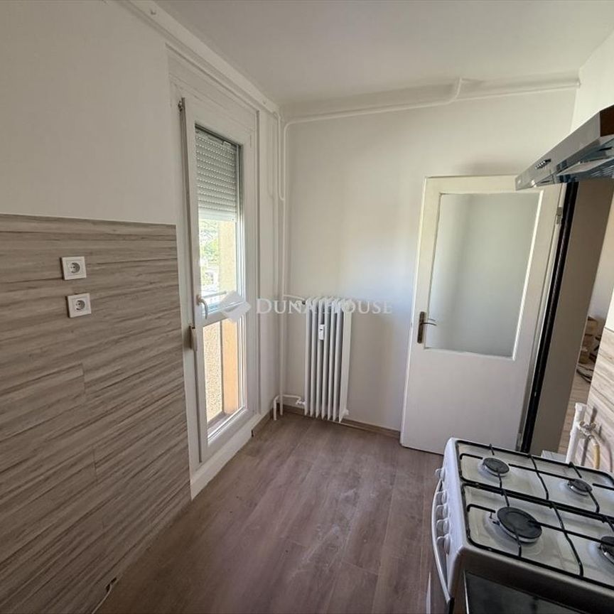 Kiadó jó állapotú panel lakás - Pécs - Fotó 1