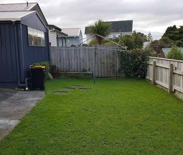 2 Bedroom Sunny Art Deco Style in Paparangi - Photo 2