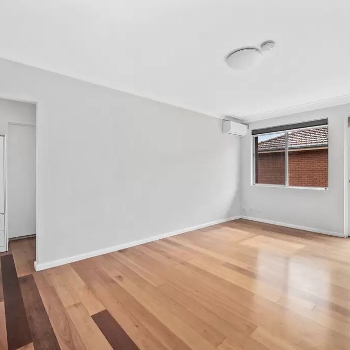 Bright Two-Bed Apartment in Campsie - Photo 1