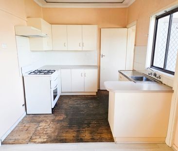 Big 3BR House, AC, no carpet! - Photo 4