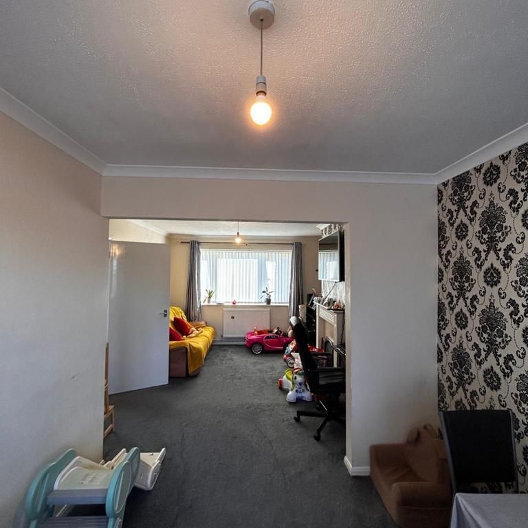 3 bedroom semi-detached house to rent - Photo 1