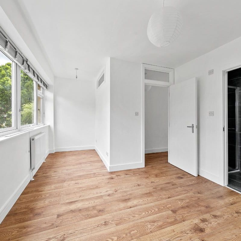 A new refurbished town house in a great location for local shops, buses to Richmond and Kingston and close to the riverside and open spaces of Ham Riverside Lands. Available mid November 2025. - Photo 1