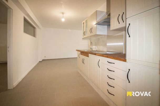 Gelijkvloers éénslaapkamer-appartement nabij groene zone en gratis parking - Foto 1