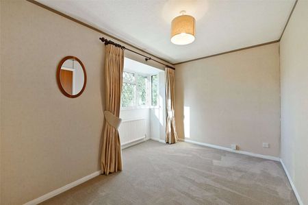 A beautifully presented four bedroom detached home, located in the desirable village of Bourne End - Photo 3