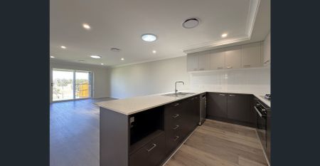 Stunning Four Bedroom Home - Ducted Air-Con, Alfresco, Picturesque Views - Photo 3