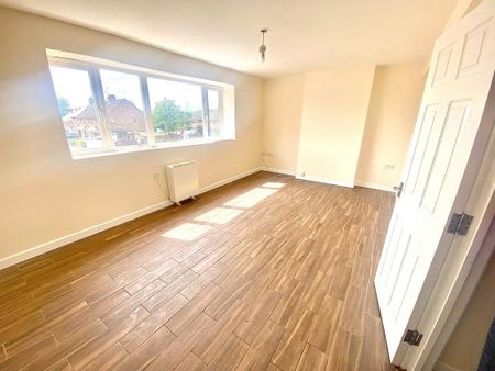 3 bedroom flat to rent - Photo 3